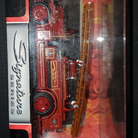 YatMing Signature Series: 1934 Fire Engine 1/43 Scale. - Picture 2 of 3